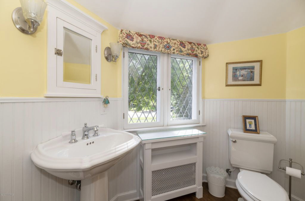 Cozy bathroom update with sherwin williams paint